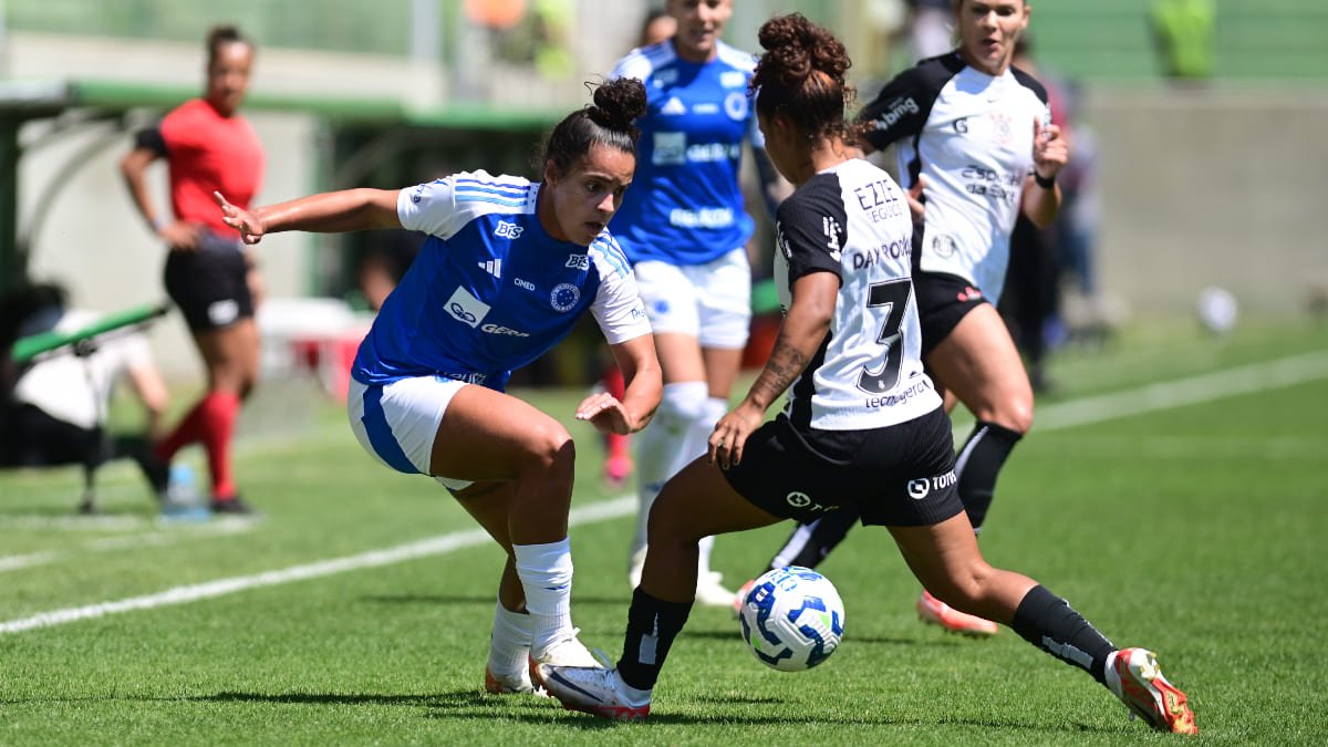 Isa Chagas, lateral-direita do Cruzeiro, e Day Rodríguez, volante do Cruzeiro, na final do Brasileiro Feminino (foto: Leandro Couri/EM/DA.Press)