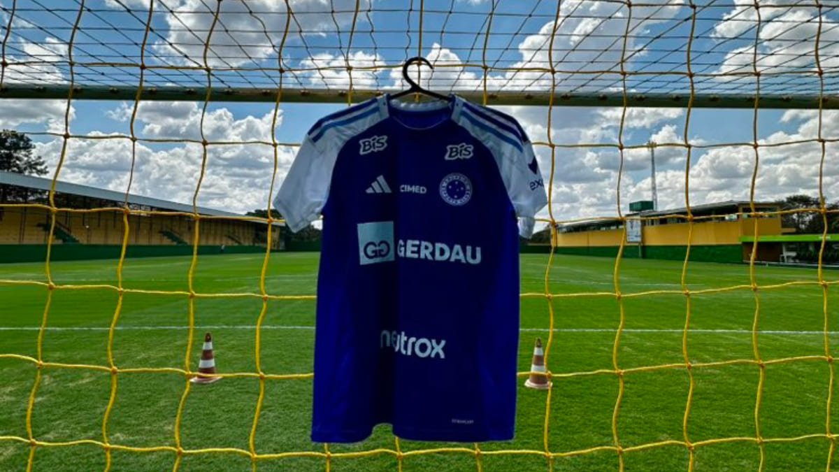 Camisa do Cruzeiro estendida na rede do Gregorão, em Contagem, antes da estreia das Cabulosas no Mineiro Feminino (foto: Reprodução/Cruzeiro)