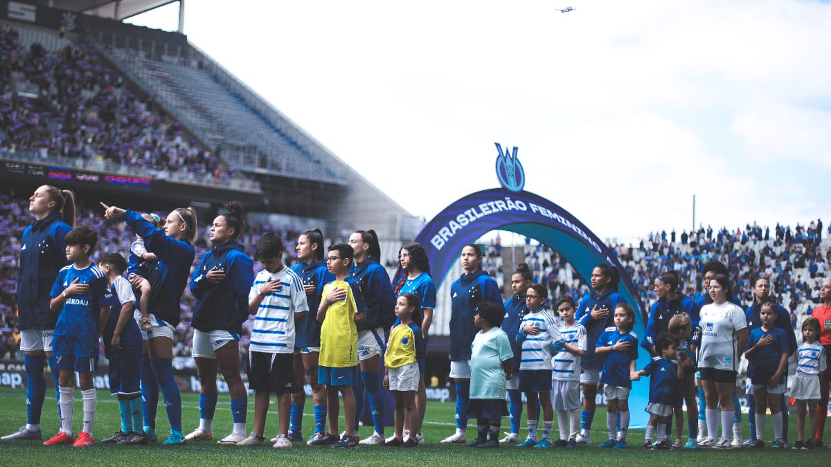 Jogadoras do Cruzeiro perfiladas para o hino nacional antes da final do Brasileiro Feminino (foto: Gustavo Martins/Cruzeiro)