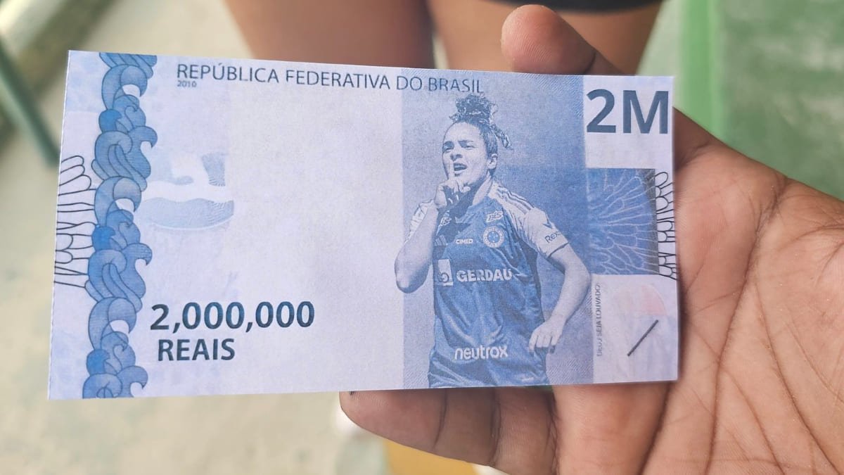 'Nota' de R$ 2 milhões com o rosto de Isabela Chagas, lateral-direita vendida pelo Cruzeiro ao PSG pelo valor mencionado (foto: Reprodução/Redes Sociais)