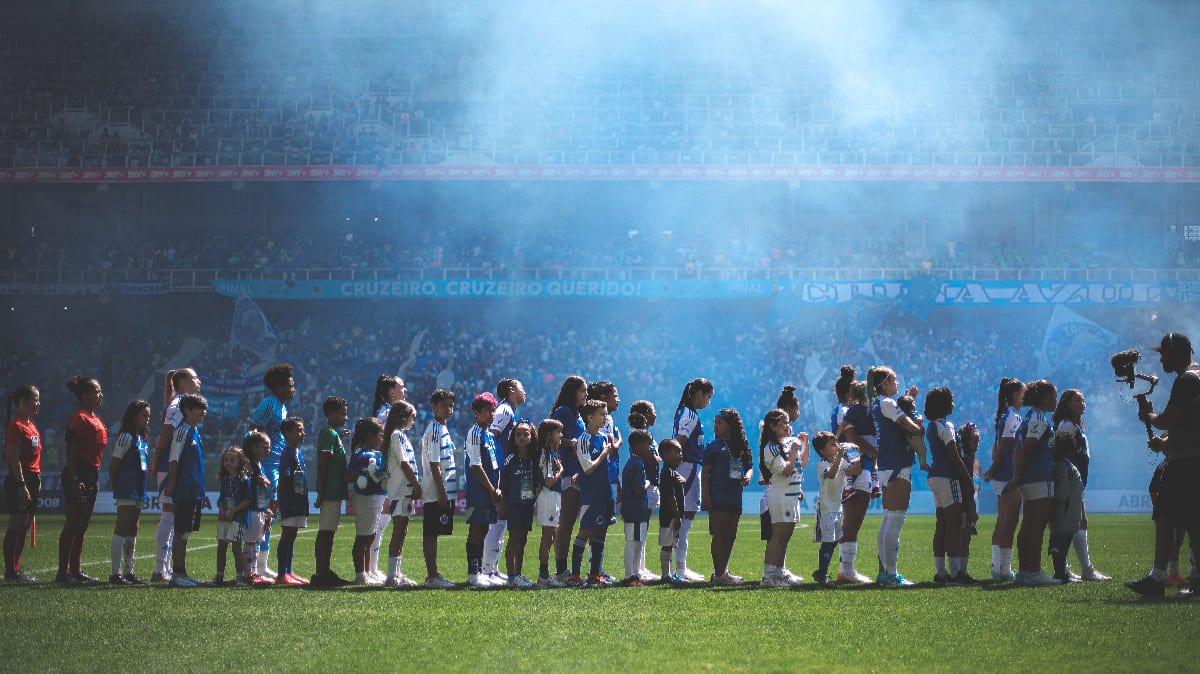 Atletas do Cruzeiro jogaram sob os olhares de 19.175 pessoas no primeiro jogo da final do Brasileiro, no Independência (foto: Gustavo Martins/Cruzeiro)