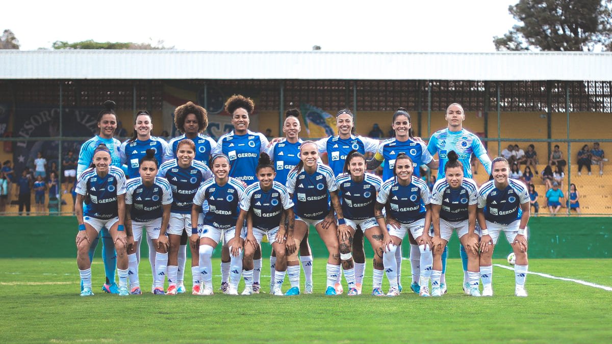 Jogadoras do Cruzeiro reunidas no gramado do Gregorão, em Contagem, antes de partida pelo Mineiro Feminino (foto: Gustavo Martins/Cruzeiro)