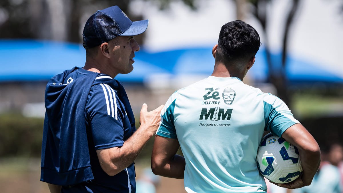 Leonardo Jardim, técnico do Cruzeiro, ao lado de Kaiki, lateral-esquerdo (foto: Gustavo Aleixo/Cruzeiro)