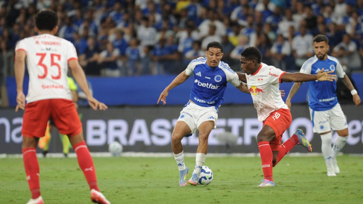 Volante Christian, que comumente atua como ponta direita, fez a ala esquerda em boa parte da vitória do Cruzeiro sobre o Bragantino (foto: Alexandre Guzanshe/EM/D.A. Press)