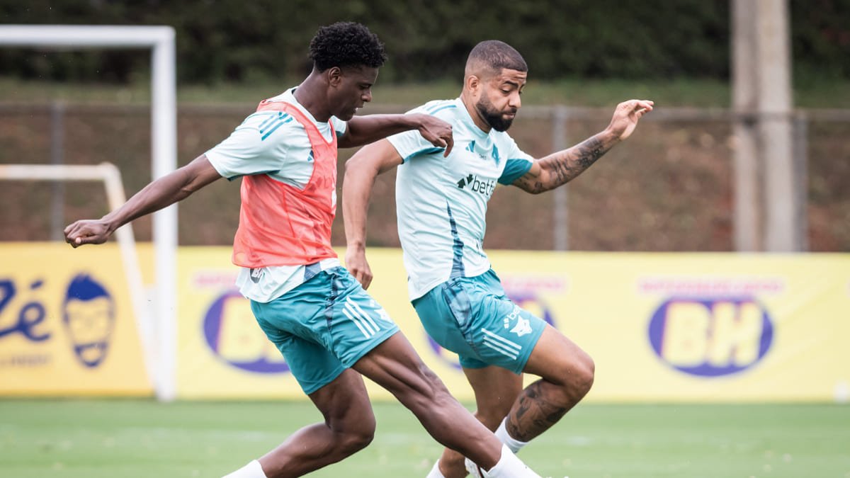 Jonathan Jesus e João Marcelo, zagueiros do Cruzeiro, em treinamento na Toca da Raposa 2 (foto: Gustavo Aleixo/Cruzeiro)