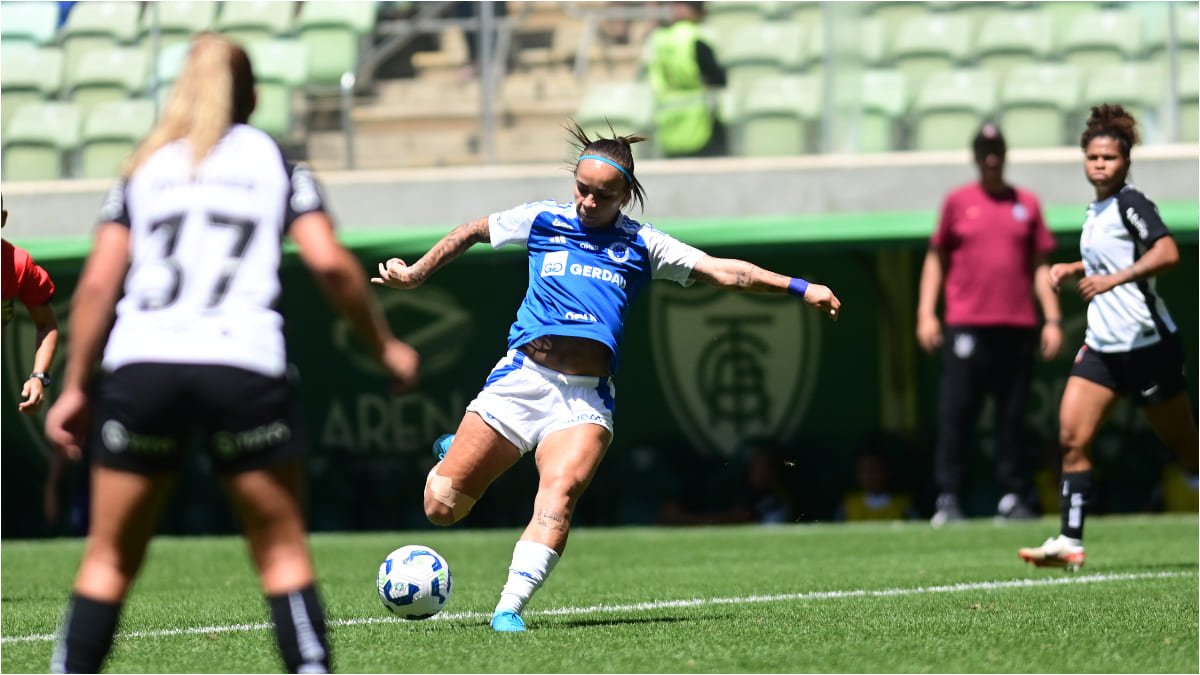 Letícia Ferreira, atacante do Cruzeiro, em confronto com o Corinthians, pela ida da final do Brasileiro Feminino (foto: Leandro Couri/EM/D.A Press)