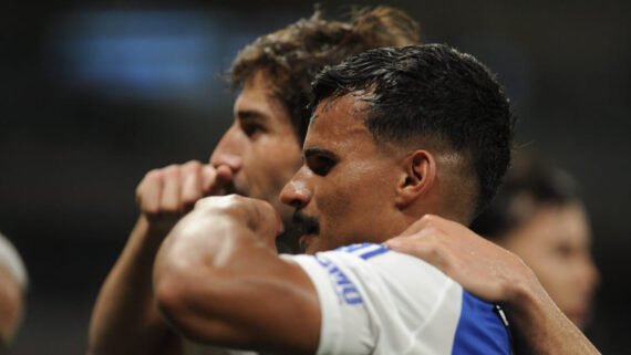 Volante Lucas Silva e lateral-esquerdo Kaiki em Cruzeiro x Bragantino- Crédito: 