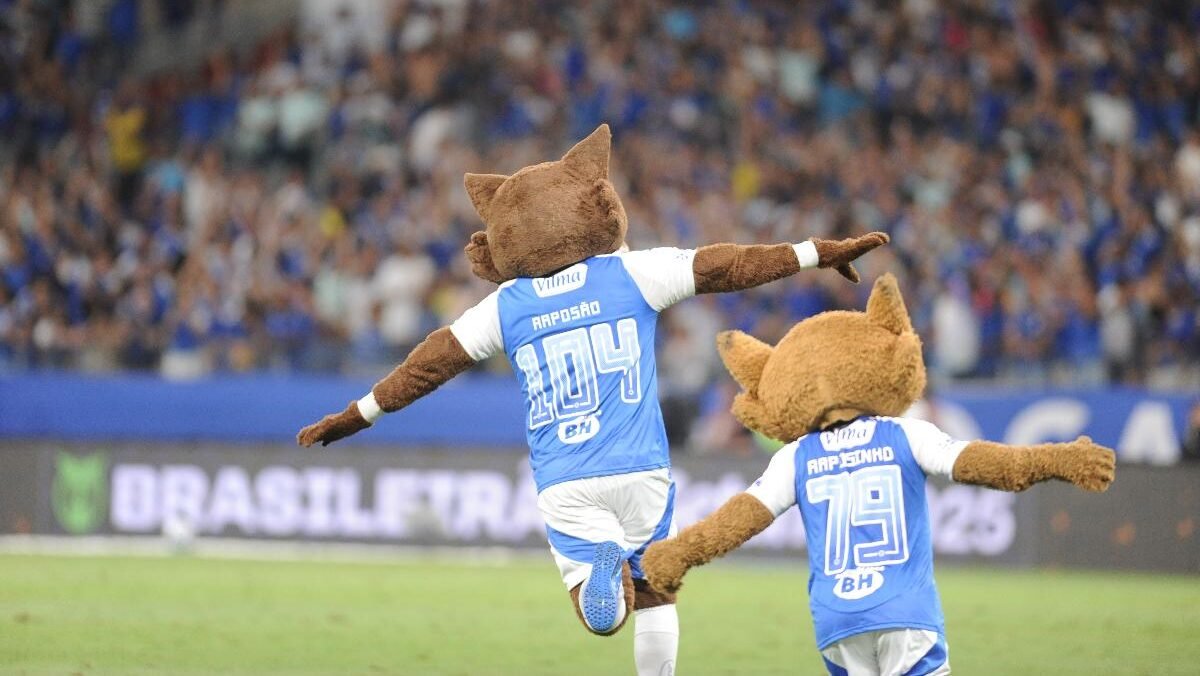 Mascotes do Cruzeiro, Raposão e Raposinha celebram vitória sobre o Bragantino no Mineirão (foto: Alexandre Guzanshe/EM/D.A Press)