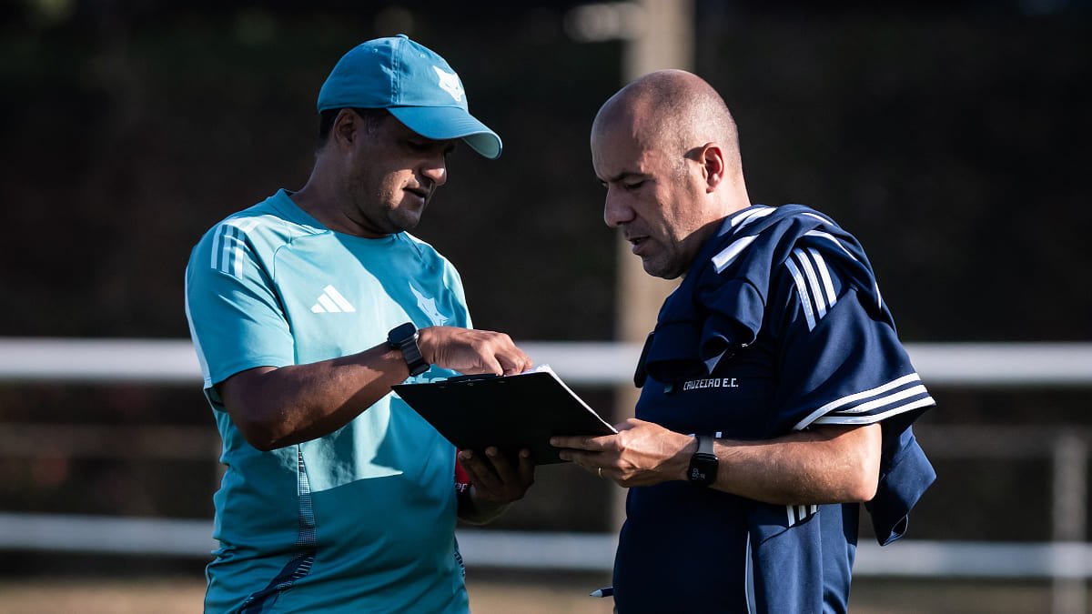 Wesley Carvalho, auxiliar, ao lado de Leonardo Jardim, técnico do Cruzeiro (foto: Gustavo Aleixo/Cruzeiro)