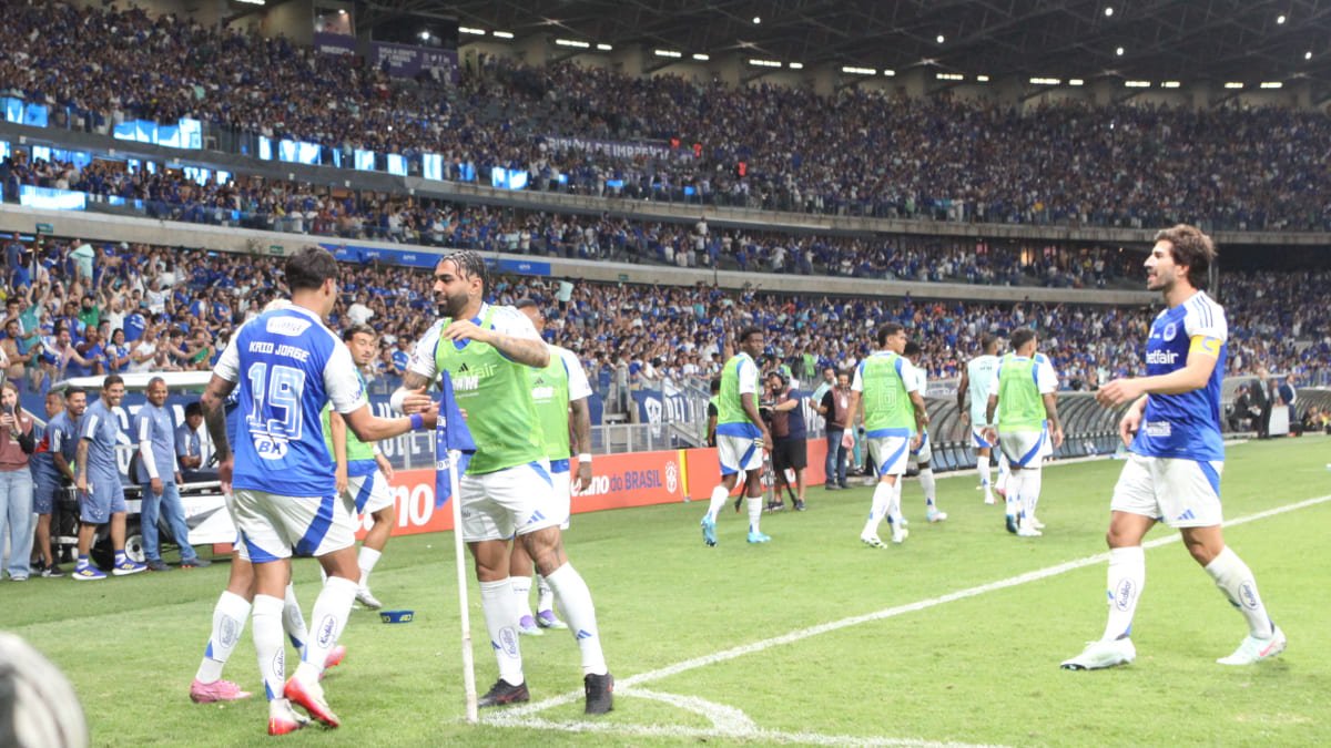 Jogadores do Cruzeiro celebram gol sobre o Atlético no Mineirão, pela Copa do Brasil (foto: Edesio Ferreira/EM/D.A Press)