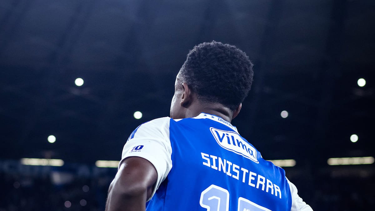 Reforço do Cruzeiro, Sinisterra estreou com a camisa estrelada na vitória por 1 a 0 sobre o São Paulo, pela 22ª rodada do Brasileiro (foto: Gustavo Aleixo/Cruzeiro)