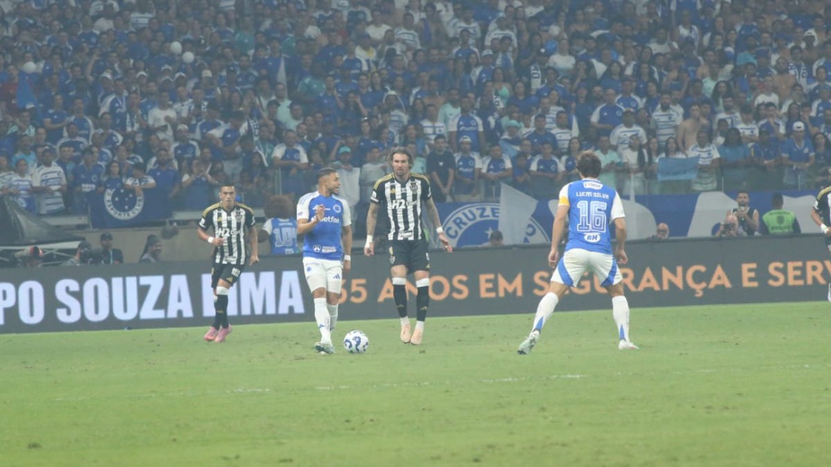 Jogadores de Cruzeiro e Atlético no campo do Mineirão pela Copa do Brasil - (foto: Edesio Ferreira/EM/D.A Press)