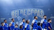 Kaiki, Christian, Romero, Wanderson e William, jogadores do Cruzeiro, alinhados para execução do hino nacional (foto: Gustavo Aleixo/Cruzeiro)