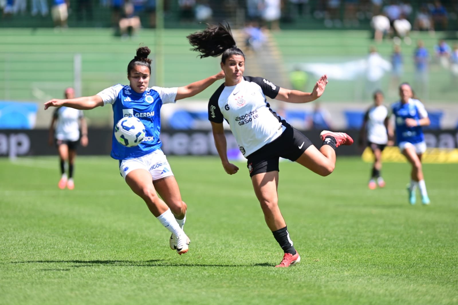 Disputa de bola entre Cruzeiro e Corinthians, no Independência (foto: Leandro Couri/EM/D.A Press)