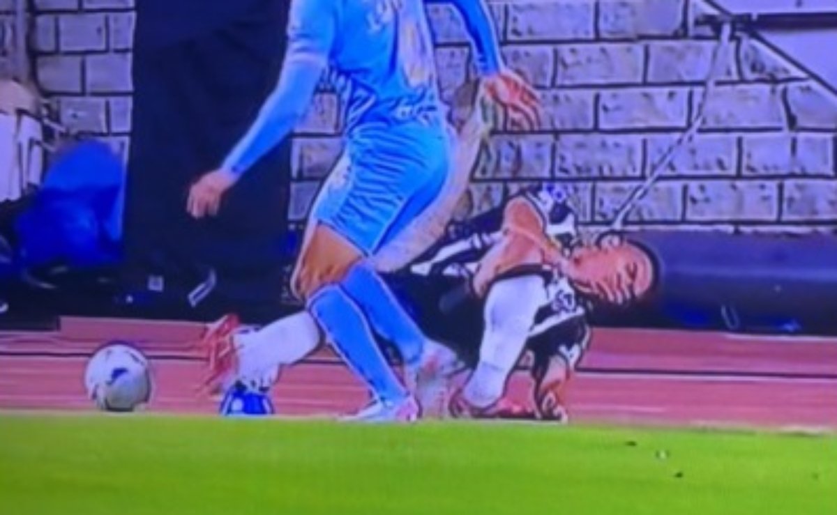 Lesão grave de Cuello durante duelo entre Bolívar e Atlético pela Sul-Americana (foto: Reprodução/ESPN)