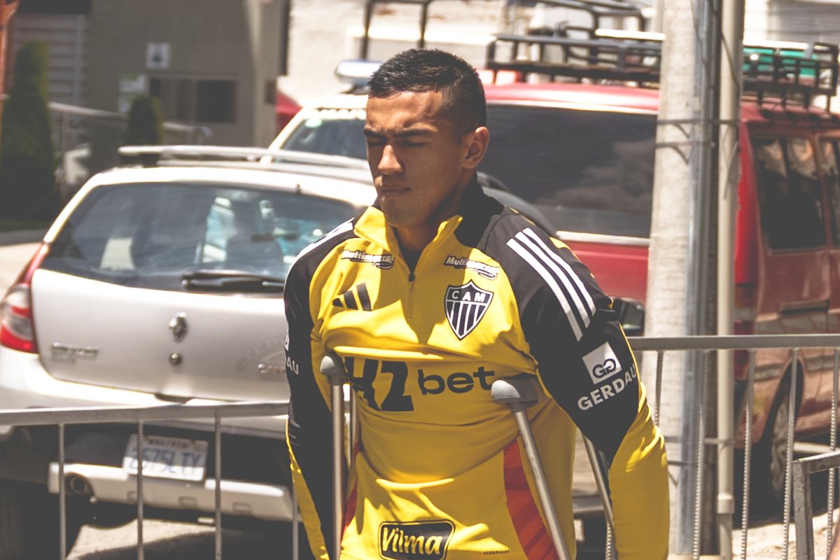 Cuello se recupera de grave lesão no tornozelo esquerdo (foto: Pedro Souza/Atlético)