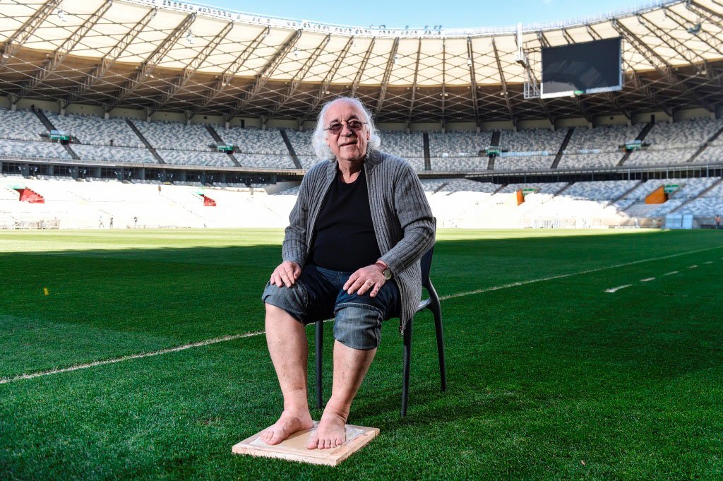 Tostão marcando os pés na calçada da fama - (foto: Pedro Vilela/Agencia I7 - 5/9/2017)