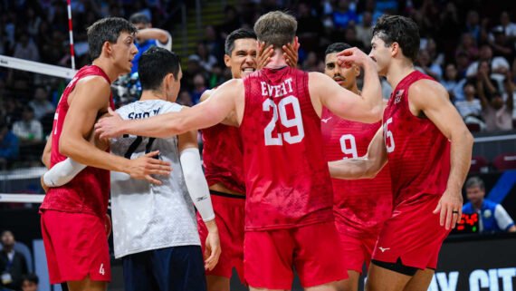 Estados Unidos comemoram ponto sobre a Eslovênia no Mundial Masculino de Vôlei (foto: Divulgção/FIVB)