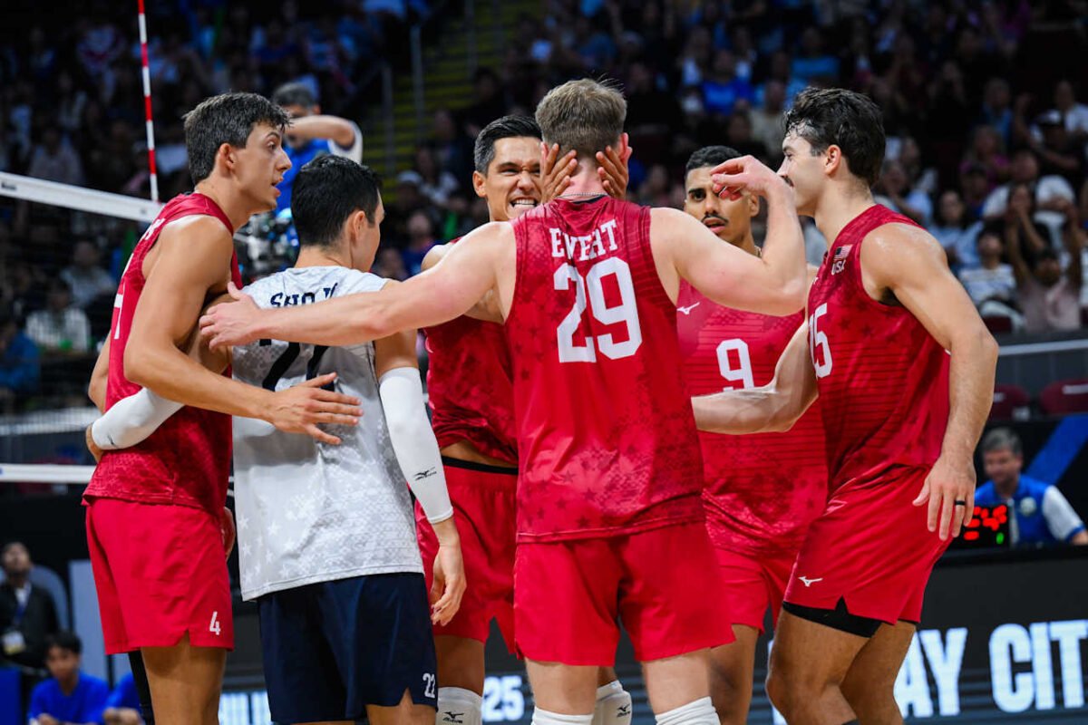 Estados Unidos comemoram ponto sobre a Eslovênia no Mundial Masculino de Vôlei (foto: Divulgção/FIVB)