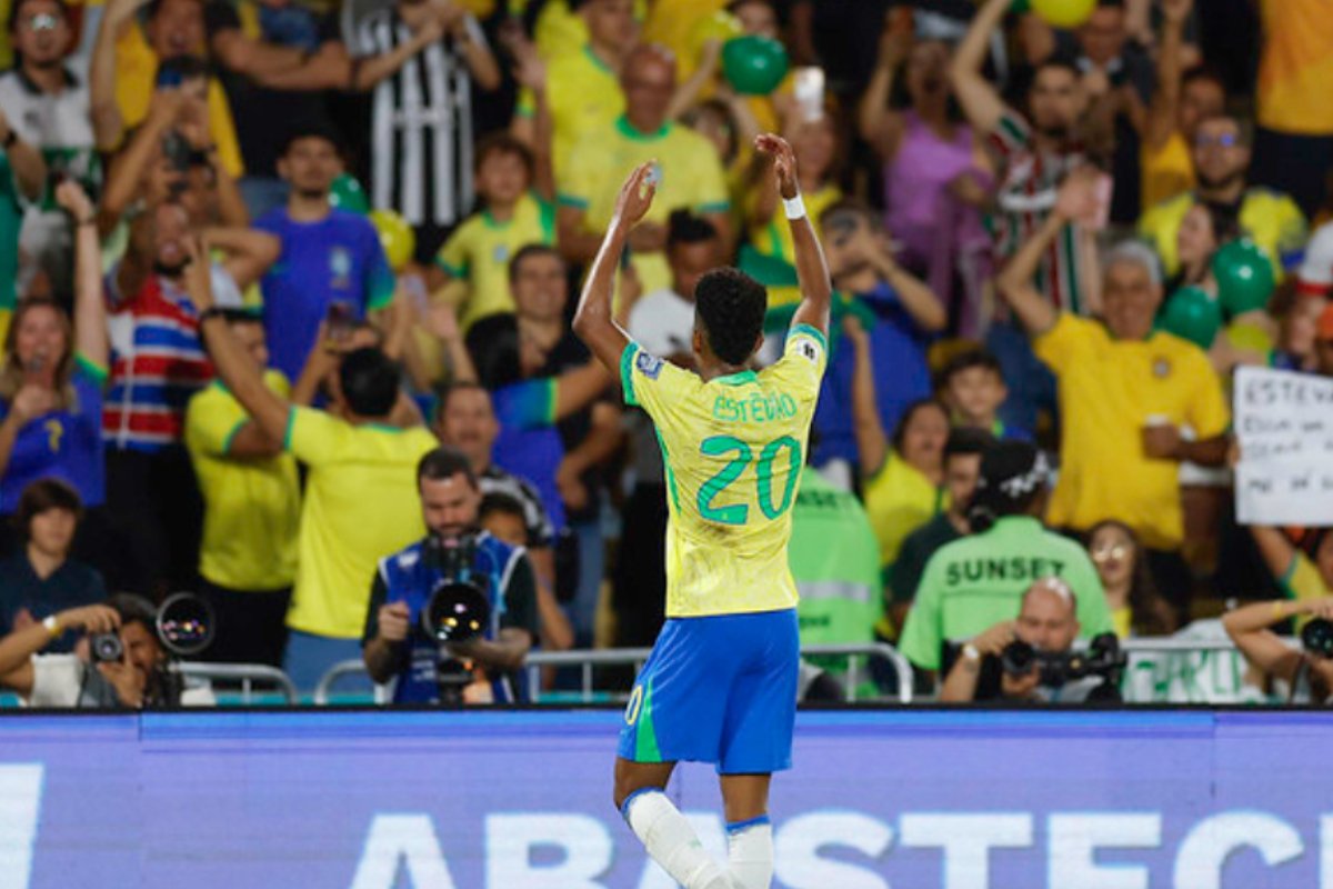 Estevão comemora com a torcida o primeiro gol do Brasil sobre o Chile - (foto: Rafael Ribeiro/CBF)