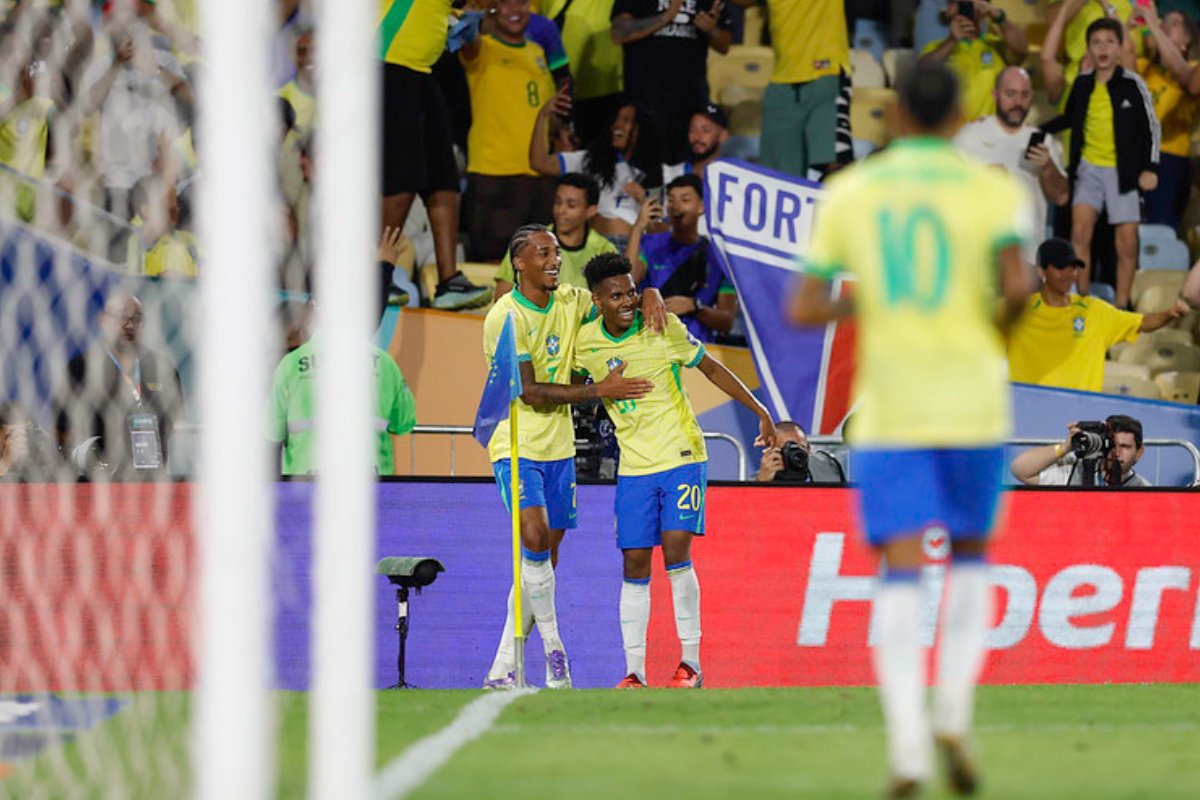 Estevão e João Pedro comemoram o primeiro gol do Brasil sobre o Chile (foto: Rafael Ribeiro/CBF)