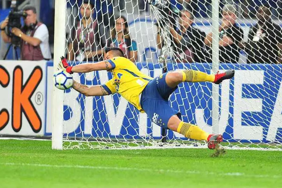 Fábio defendeu os três pênaltis do Santos na Copa do Brasil de 2018 - (foto: Ramon Lisboa/EM D.A Press)