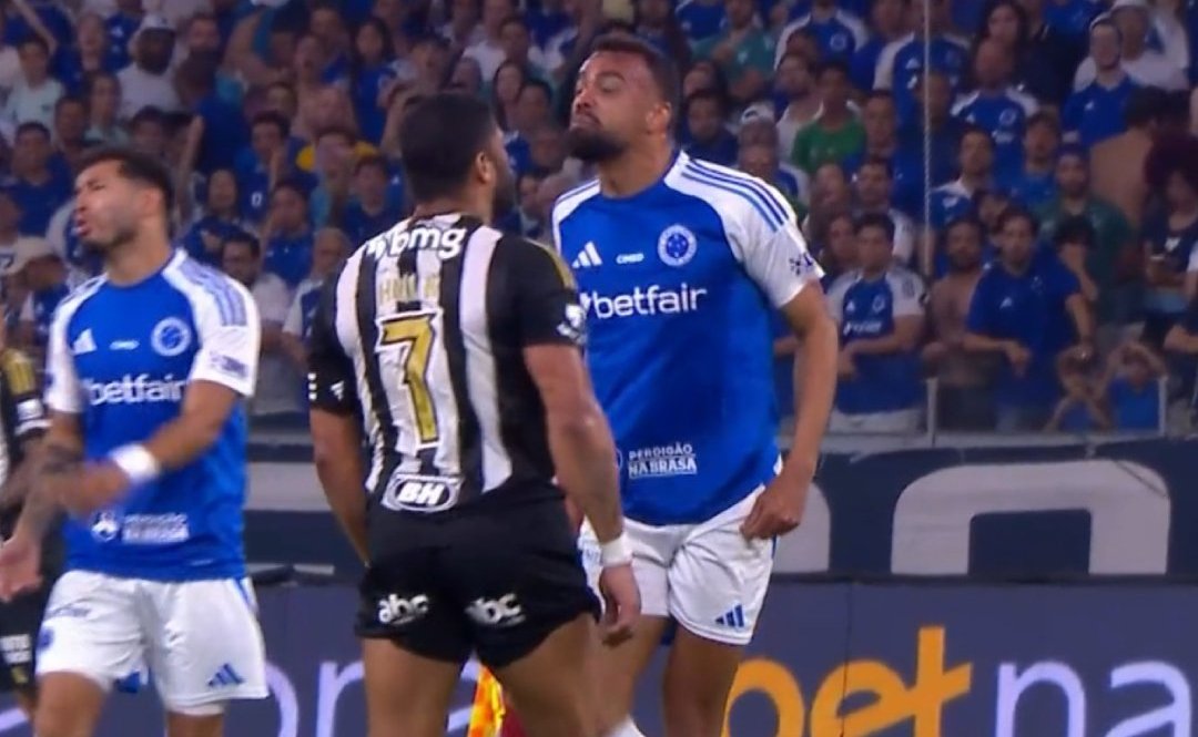 Discussão entre Hulk (à esquerda), do Atlético, e Fabrício Bruno (à direita), do Cruzeiro, no Mineirão (foto: Reprodução/Prime Video)