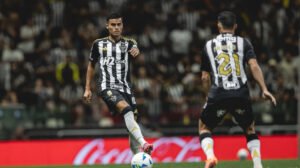 Fausto Vera domina a bola durante jogo entre Atlético e Bolívar - Crédito: 