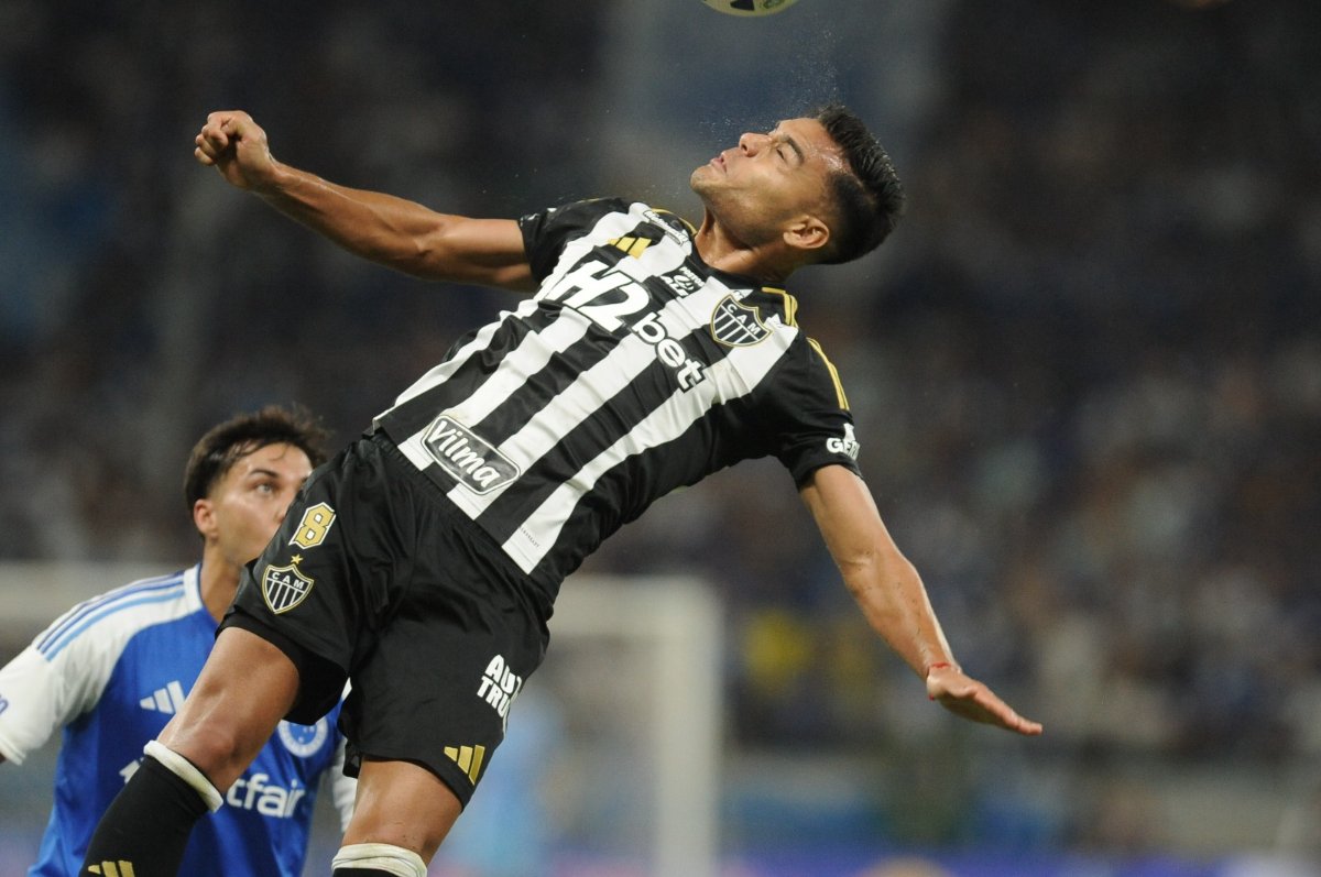 Fausto Vera se desequilibra em cabeceio pelo Atlético durante jogo contra o Cruzeiro (foto: Alexandre Guzanshe/EM/D.A. Press)