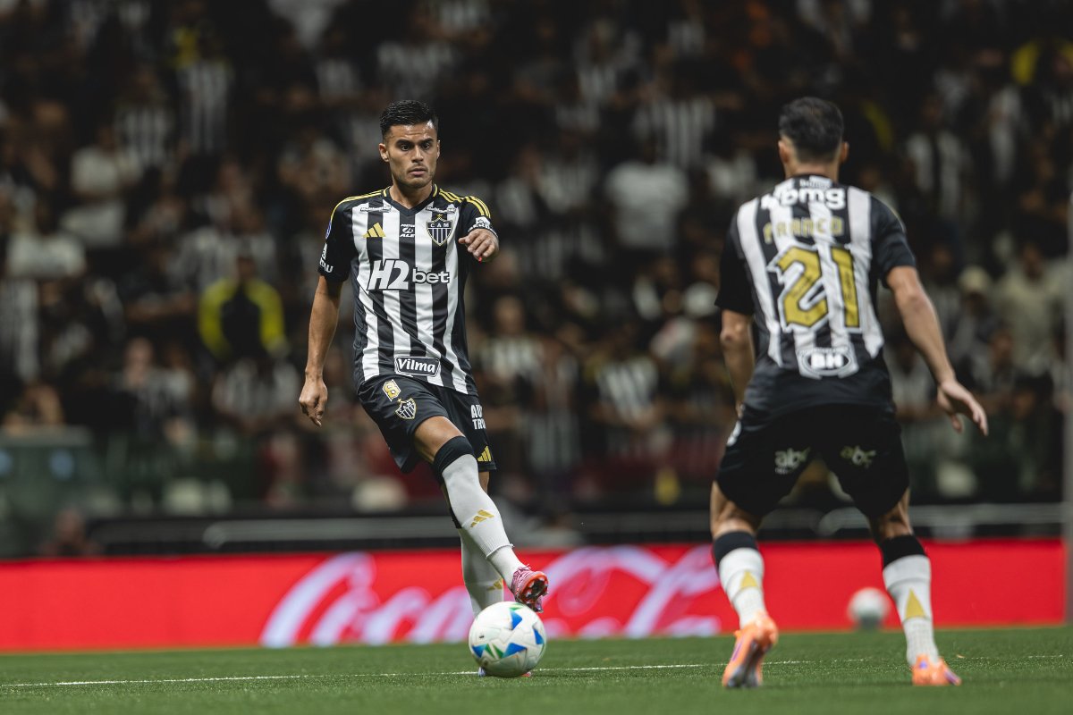 Fausto Vera domina a bola durante jogo entre Atlético e Bolívar (foto: Pedro Souza/Atlético)