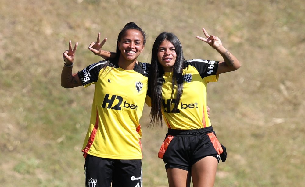 Jogadores do Atlético sorriem para foto durante treino do time feminino (12/9) (foto: Daniela Veiga/Atlético)