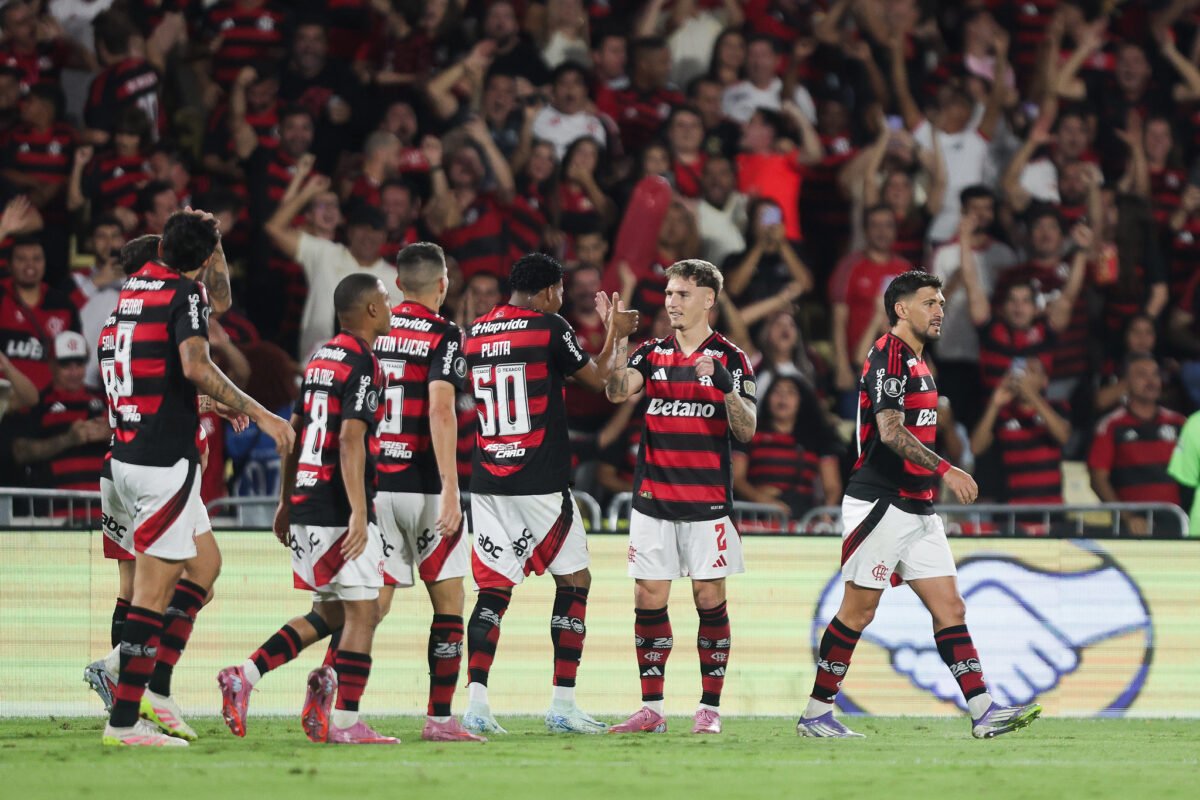 Varela comemora gol pelo Flamengo contra o Estudiantes (foto: GILVAN DE SOUZA/FLAMENGO)