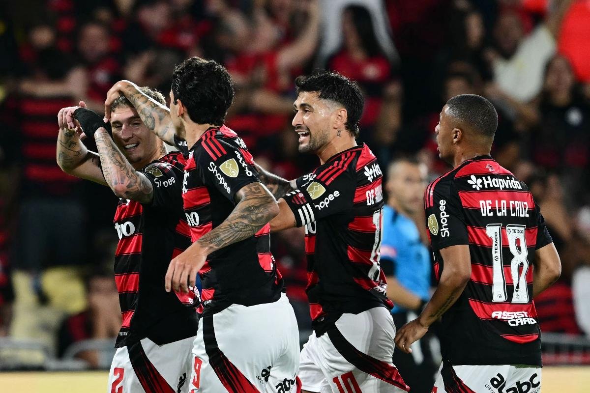Flamengo comemora gol contra o Estudiantes (foto: PABLO PORCIUNCULA/AFP)