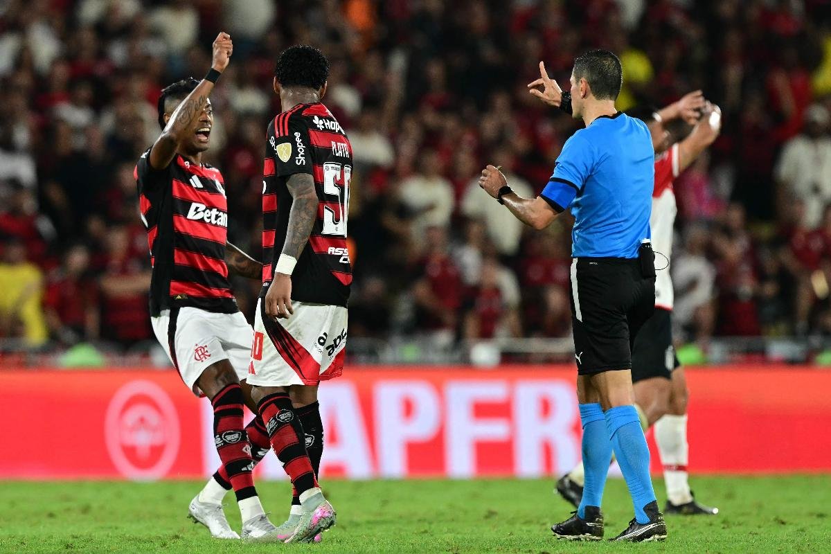 Andres Rojas expulsou plata no fim de Flamengo x Estudiantes (foto: PABLO PORCIUNCULA/AFP)