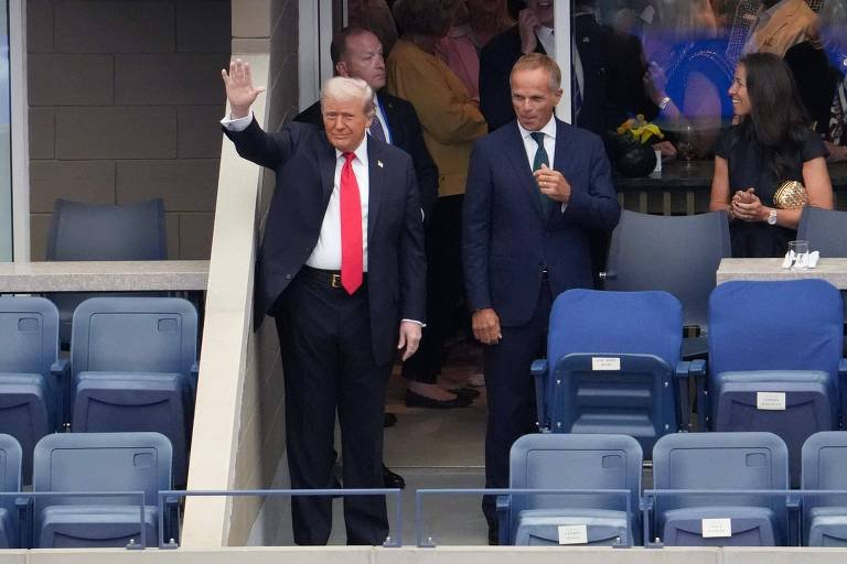 O presidente dos EUA Donald Trump acena ao público no Arthur Ashe Stadium, em Nova York (foto: Timothy A. Clary/AFP)