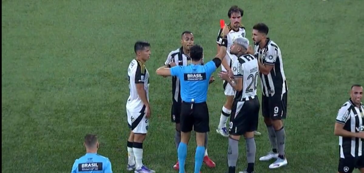 Momento em que árbitro expulsa jogador do Botafogo contra Atlético (foto: Reprodução/Prime Video)