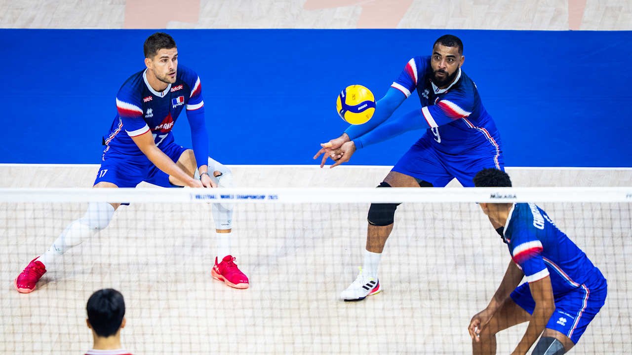 Jogadores da França em jogo de vôlei (foto: Divulgação/FIVB)