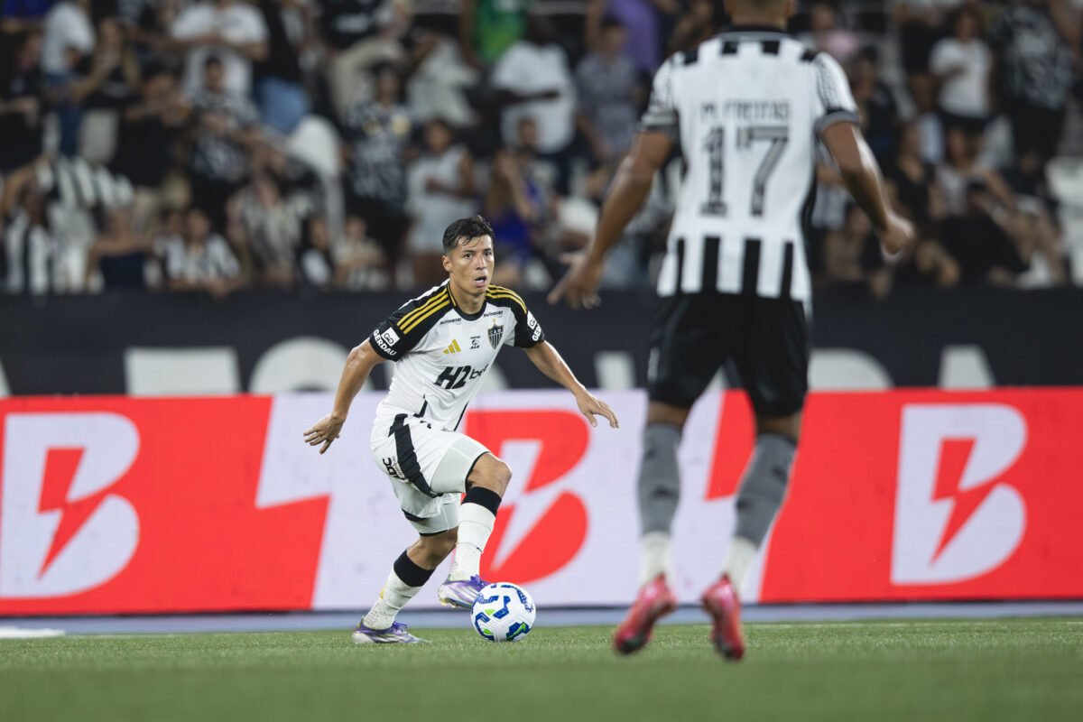 Alan Franco em ação em Botafogo x Atlético (foto: Pedro Souza / Atlético)