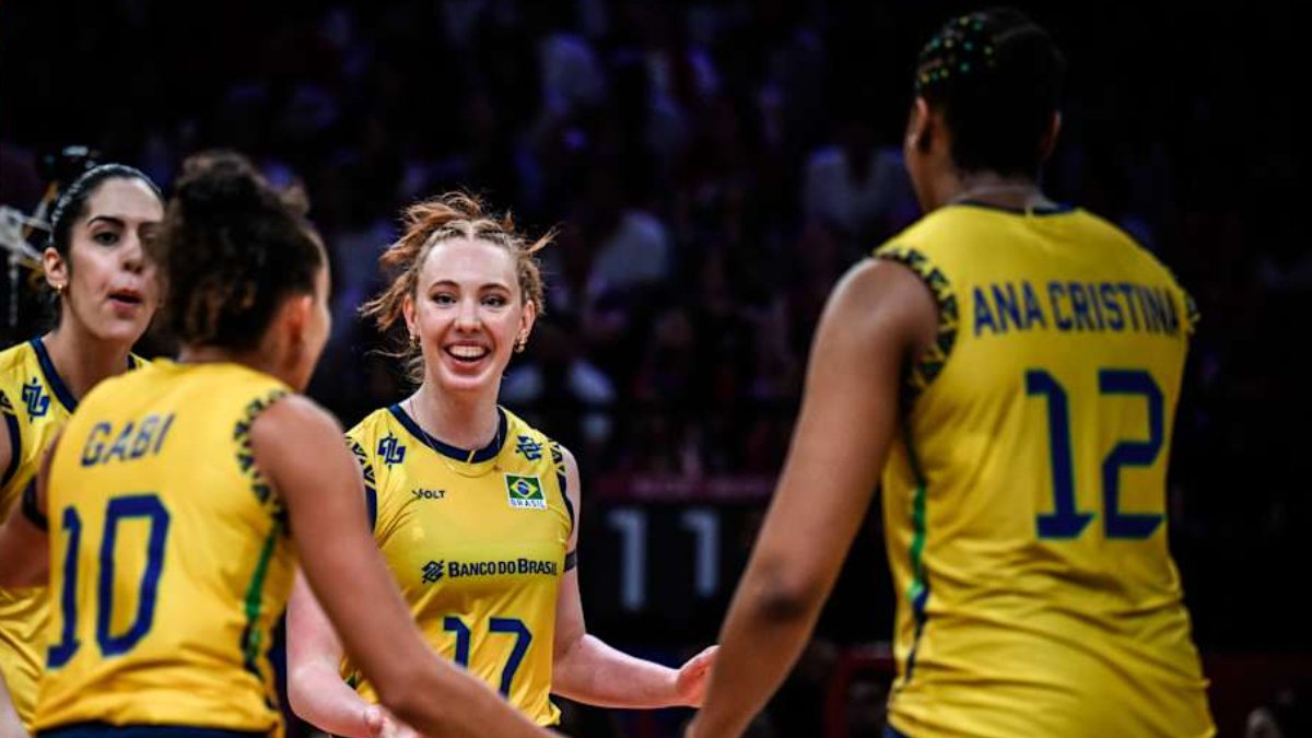 Gabi comemora ponto do Brasil com Júlia Bergmann e Ana Cristina, suas potenciais sucessoras na Seleção (foto: Divulgação/FIVB)