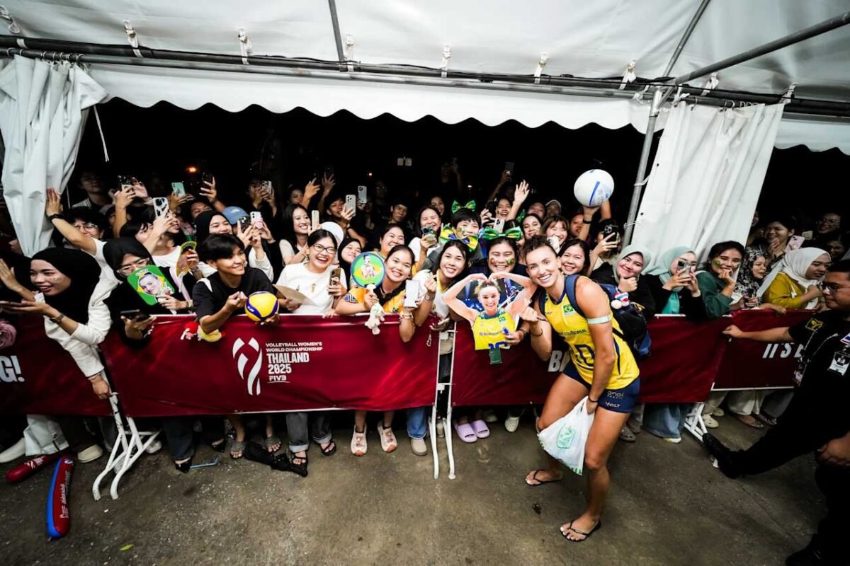 Gabi posa com fãs tailandeses após jogo do Brasil no Mundial Feminino de Vôlei (foto: Divulgação/FIVB)