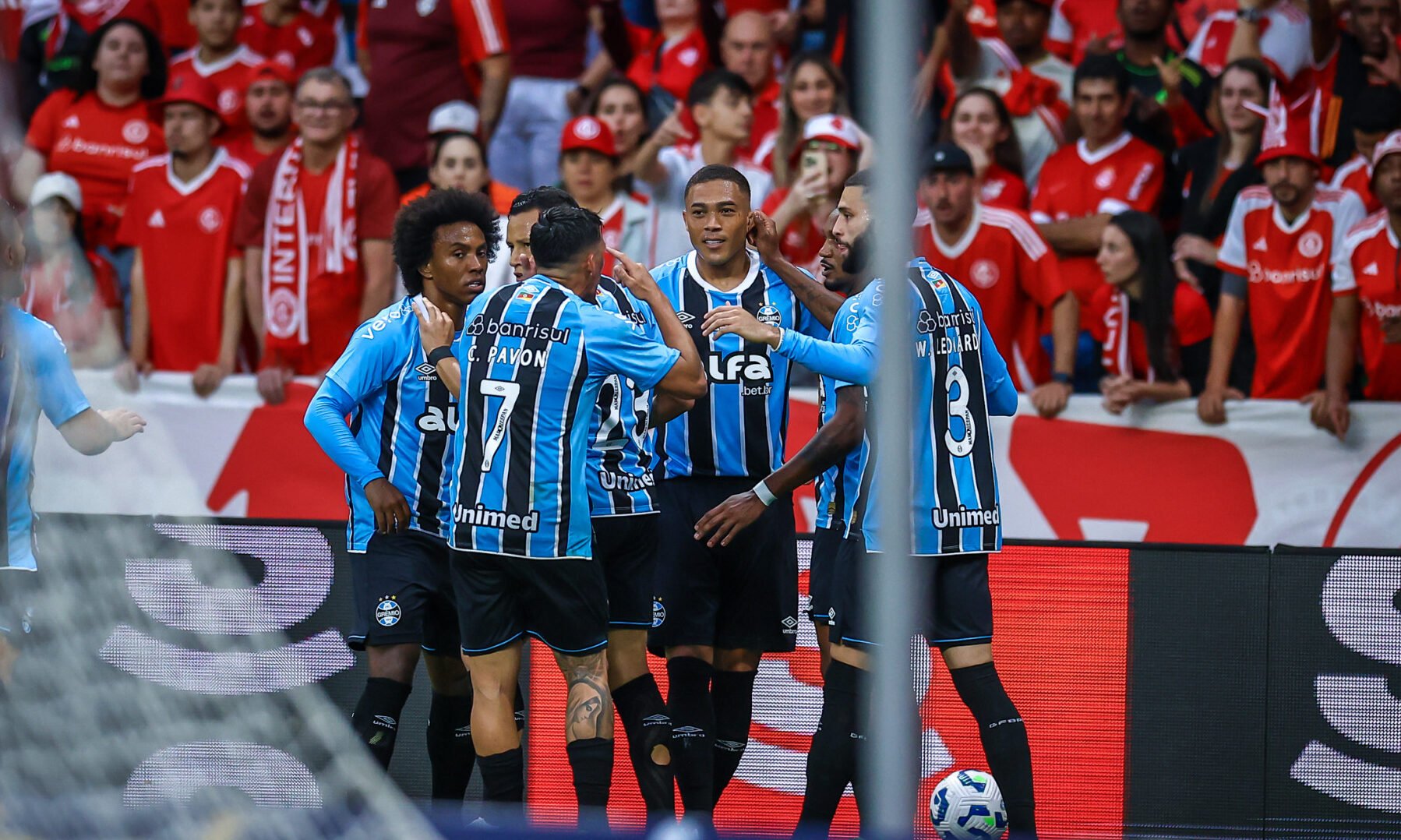 Jogadores do Grêmio comemoram gol contra o Inter (foto: Lucas Uebel/Grêmio)