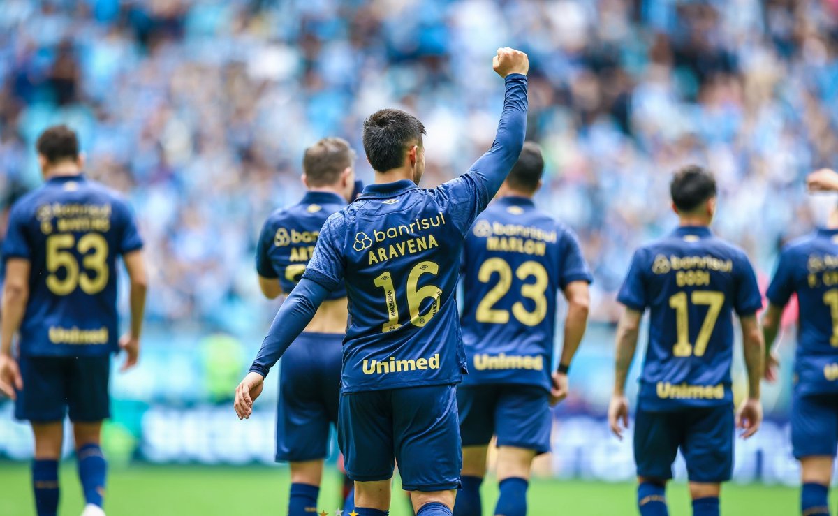 Aravena comemora gol pelo Grêmio diante do Vitória (foto: Lucas Uebel/Grêmio FBPA)