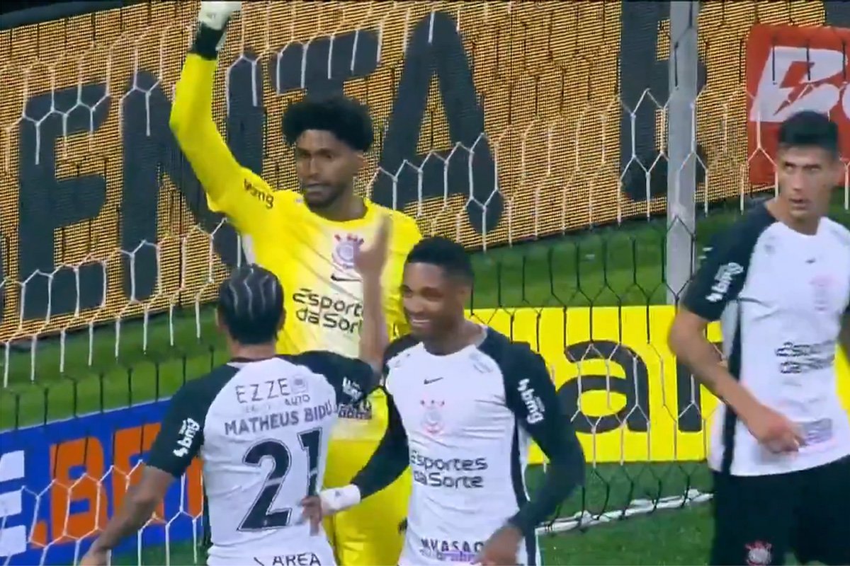 Hugo Souza comemora pênalti defendido em Corinthians x Athletico-PR pela Copa do Brasil (foto: Reprodução/Prime Video)