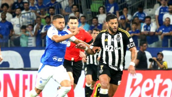 Hulk em ação pelo Atlético contra o Cruzeiro no Mineirão (foto: Edésio Ferreira/EM/D.A. Press)