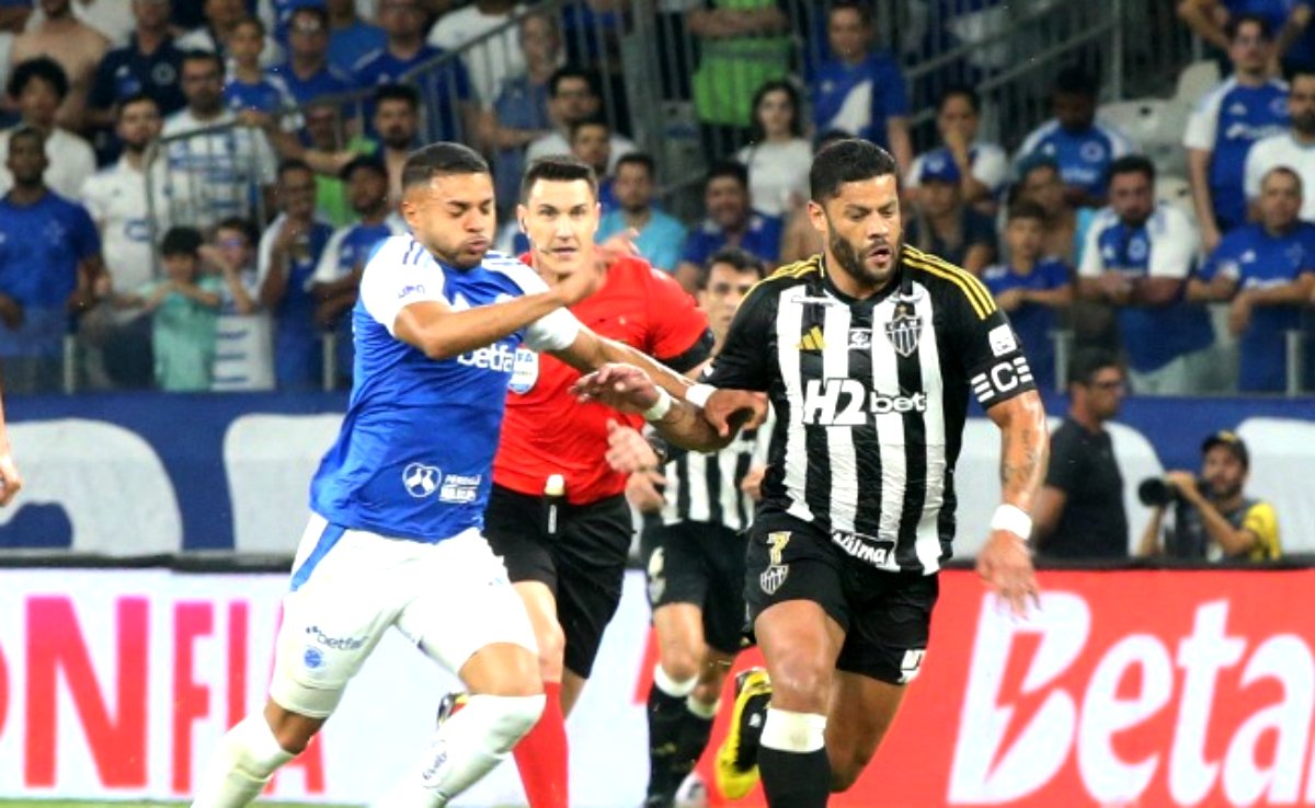 Hulk em ação pelo Atlético contra o Cruzeiro no Mineirão (foto: Edésio Ferreira/EM/D.A. Press)