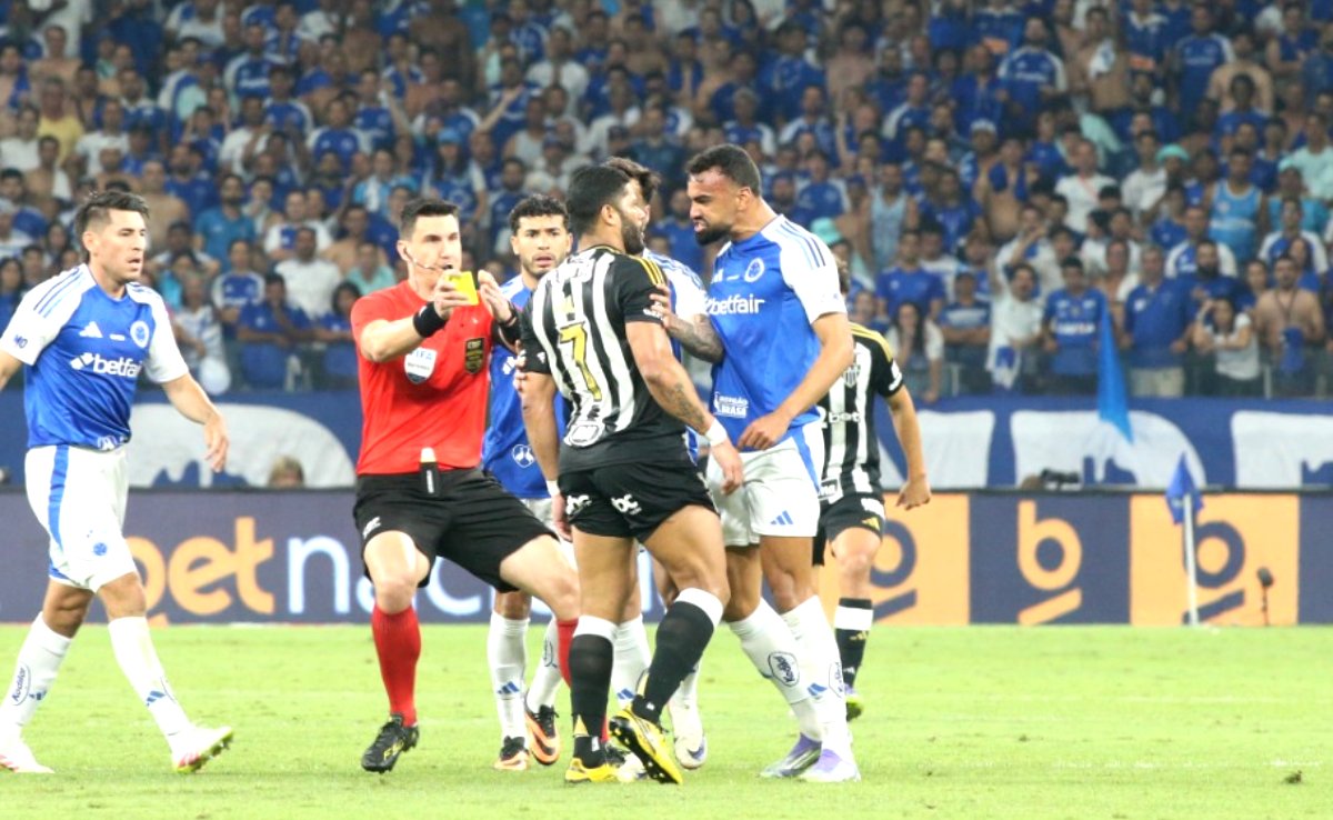 Discussão entre Hulk (à esquerda), do Atlético, e Fabrício Bruno (à direita), do Cruzeiro, no Mineirão - (foto: Edesio Ferreira/EM/D.A Press)