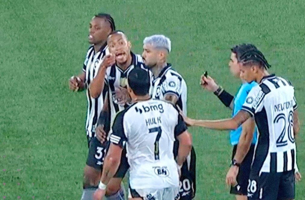 Confusão entre Hulk e Marlon Freitas em Botafogo x Atlético (foto: Reprodução/Prime Video)