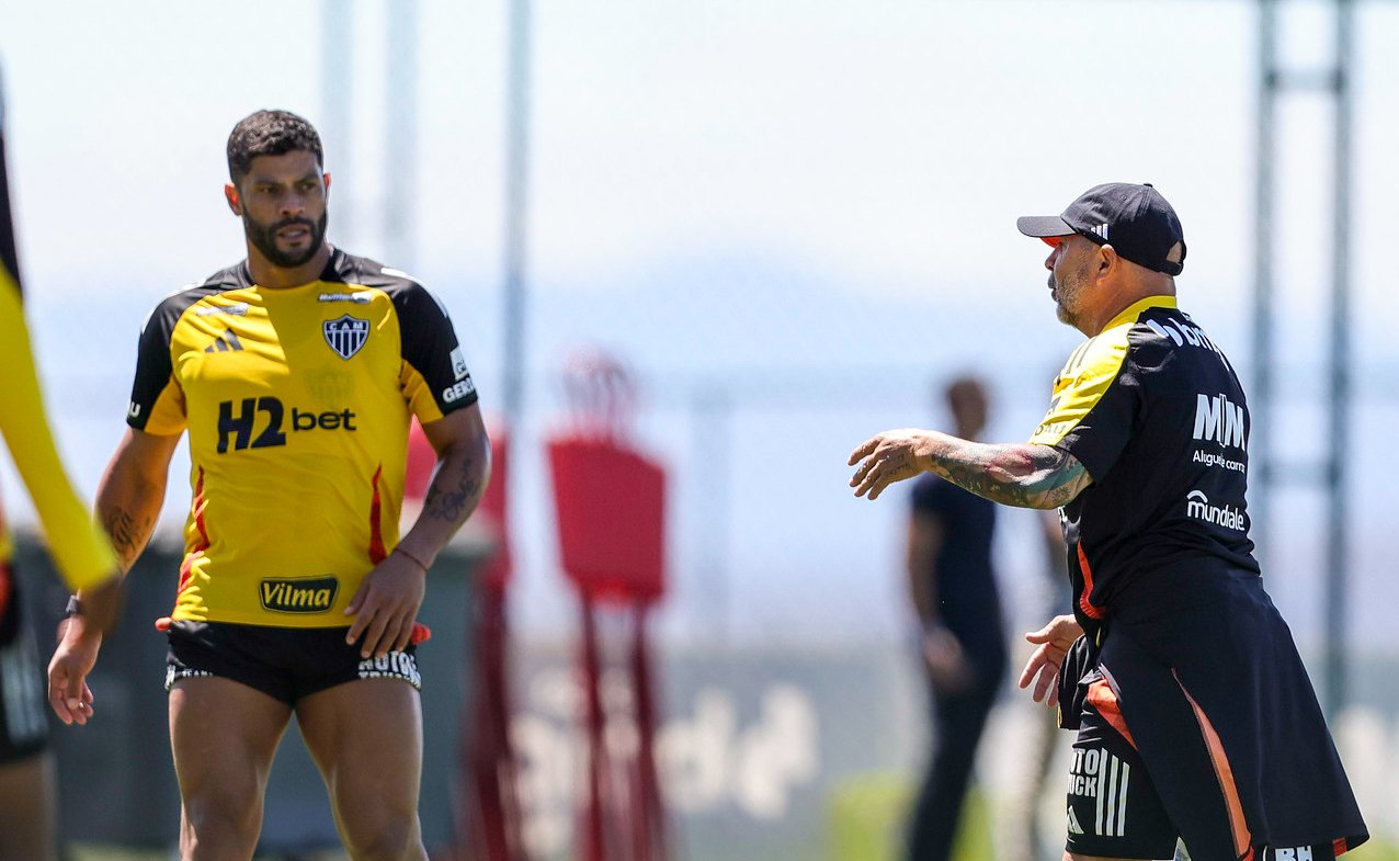 Sampaoli (à direita) dá orientações para Hulk (à esquerda) durante treino do Atlético na Cidade do Galo (4/9/2025) (foto: Paulo Henrique França/Atlético)