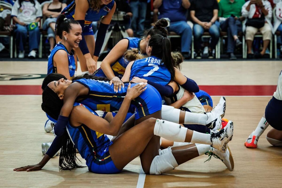 Itália comemora vitória sobre o Brasil na semifinal do Mundial Feminino de Vôlei (foto: Divulgação/FIVB)