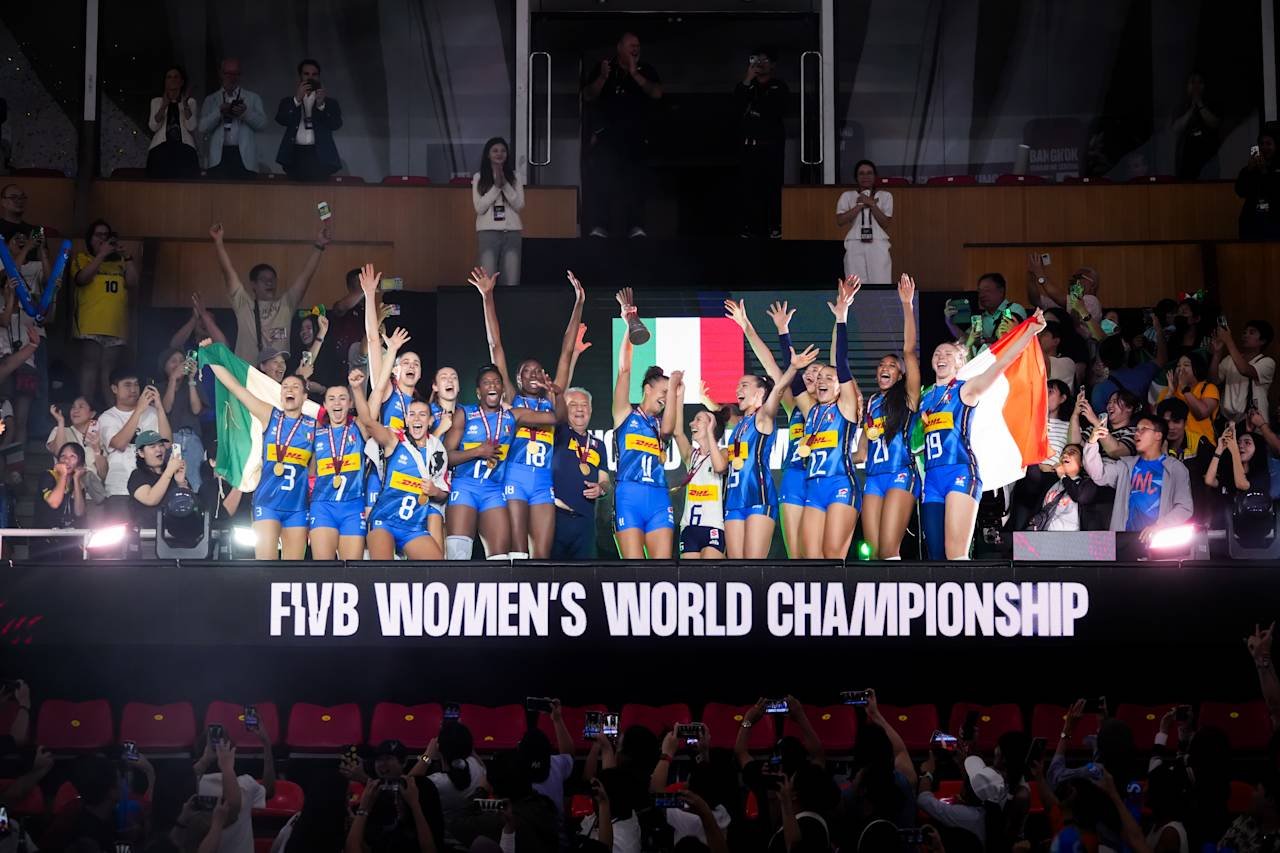 Seleção italiana comemorando título do Mundial Feminino de Vôlei no pódio (foto: FIVB/Divulgação)